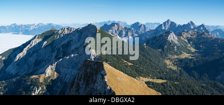 Blick vom Aggesntein (1987m) in Richtung Tannheimer Gruppe (Österreich), Allgäu, Bayern, Deutschland Stockfoto