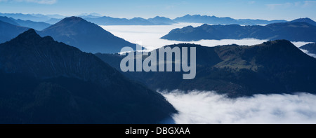 Blick von Westen aus Aggesntein (1987m) entlang Alp Flusstal auf Deutsch - Österreich Grenze, Allgäu, Bayern, Deutschland Stockfoto