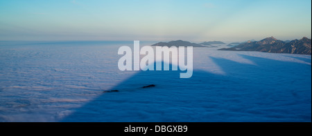 Brocken Spectre und Berg Schatten auf Inversion Schicht Nebel, vom Gipfel des Breitenberg, Allgäu, Deutschland Stockfoto