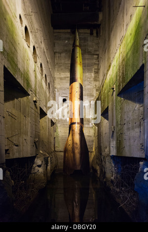 Frankreich, Pas-De-Calais, Eperlecques, Le Blockhaus de Eperlecques, WWII deutsche V2-Rakete Bunker, Innenraum mit gefälschten V2-Rakete. Stockfoto