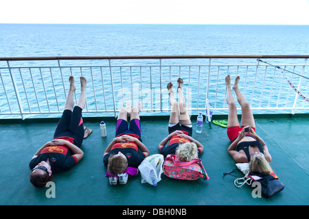 Eine Gruppe von Frauen Radfahrer entspannen an Deck, Newhaven nach Dieppe Fähre Newhaven, Sussex, England Stockfoto