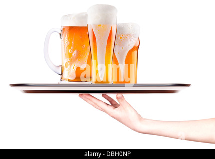 Frostigen frisches Bier mit Schaum auf einem silbernen Tablett mit Kellnerin Hand isoliert Stockfoto