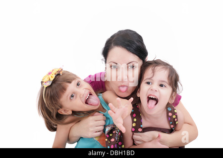 Mutter und zwei Töchter, die lustige Grimassen in die Kamera Stockfoto