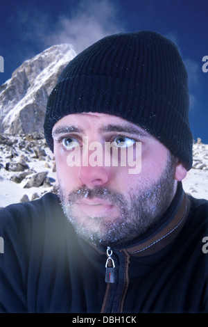 Porträt eines Mannes mit gefrorenen Gesicht im winter Stockfoto