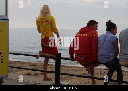 Zwei RNLI Rettungsschwimmer im Einsatz bei Roker Strand, während der 25. Sunderland Airshow. Stockfoto