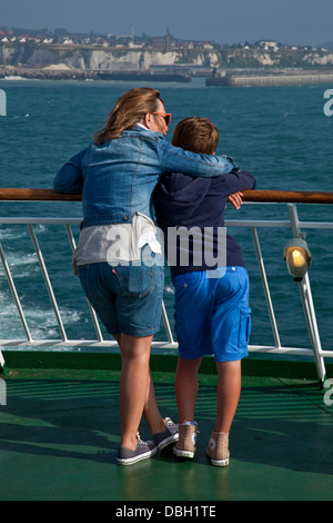 Eine Familie sucht heraus zum Meer auf Dieppe nach Newhaven Fähre, Dieppe, Normandie, Frankreich Stockfoto