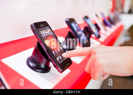 Handy auf dem Display bei Verizon speichern - USA Stockfoto