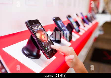 Handy auf dem Display bei Verizon speichern - USA Stockfoto