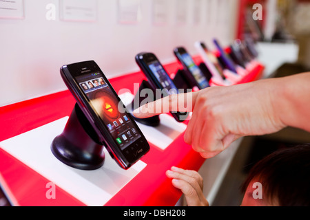 Handy auf dem Display bei Verizon speichern - USA Stockfoto