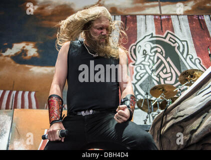 Schwedische Heavy Metal Band Amon Amarth die live bei Mayhem Fest 2013. Amon Amarth ist eine melodic-Death-Metal-Band aus Tumba, Schweden. Sie haben ihren Spitznamen aus dem Sindarin Namen des Schicksalsbergs, ein Vulkan in Mittelerde J. R. R. Tolkien′s. Die Band Texte drehen sich um Viking Geschichte und Mythologie. Die Band ist Sänger Johan Hegg, Gitarristen Olavi Mikkonen und Johan Söderberg, Ted Lundström Bassist und Drummer Fredrik Andersson Stockfoto