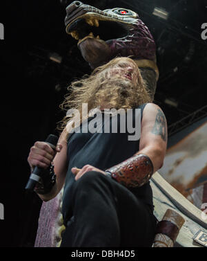 Schwedische Heavy Metal Band Amon Amarth die live bei Mayhem Fest 2013. Amon Amarth ist eine melodic-Death-Metal-Band aus Tumba, Schweden. Sie haben ihren Spitznamen aus dem Sindarin Namen des Schicksalsbergs, ein Vulkan in Mittelerde J. R. R. Tolkien′s. Die Band Texte drehen sich um Viking Geschichte und Mythologie. Die Band ist Sänger Johan Hegg, Gitarristen Olavi Mikkonen und Johan Söderberg, Ted Lundström Bassist und Drummer Fredrik Andersson Stockfoto