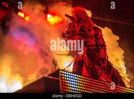 Heavy-Metal-Horror band Rob Zombie die live bei Mayhem Fest 2013. Rob Zombie ist der Name der Frontmann und Band unter der Leitung von Rob Zombie. Robert Bartleh Cummings geborene ist Rob Zombie ein US-amerikanischer Musiker, Schauspieler, Comic-Buch-Autor, Regisseur, Drehbuchautor und Filmproduzent. Er war ein Gründungsmitglied der Horror Metal Band White Zombie, die ihren Namen aus einem klassischen Kult-Horrorfilm der 1930er Jahre. Als Solo-Künstler hat er fünf Studio-Alben, fünf Compilation-Alben und ein live-Album veröffentlicht. Stockfoto