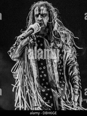 Heavy-Metal-Horror band Rob Zombie die live bei Mayhem Fest 2013. Rob Zombie ist der Name der Frontmann und Band unter der Leitung von Rob Zombie. Robert Bartleh Cummings geborene ist Rob Zombie ein US-amerikanischer Musiker, Schauspieler, Comic-Buch-Autor, Regisseur, Drehbuchautor und Filmproduzent. Er war ein Gründungsmitglied der Horror Metal Band White Zombie, die ihren Namen aus einem klassischen Kult-Horrorfilm der 1930er Jahre. Als Solo-Künstler hat er fünf Studio-Alben, fünf Compilation-Alben und ein live-Album veröffentlicht. Stockfoto