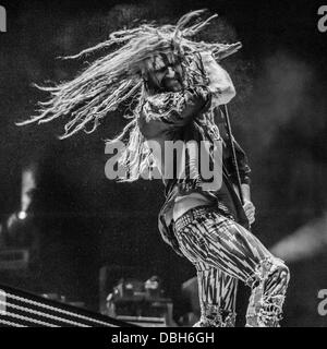 Heavy-Metal-Horror band Rob Zombie die live bei Mayhem Fest 2013. Rob Zombie ist der Name der Frontmann und Band unter der Leitung von Rob Zombie. Robert Bartleh Cummings geborene ist Rob Zombie ein US-amerikanischer Musiker, Schauspieler, Comic-Buch-Autor, Regisseur, Drehbuchautor und Filmproduzent. Er war ein Gründungsmitglied der Horror Metal Band White Zombie, die ihren Namen aus einem klassischen Kult-Horrorfilm der 1930er Jahre. Als Solo-Künstler hat er fünf Studio-Alben, fünf Compilation-Alben und ein live-Album veröffentlicht. Stockfoto