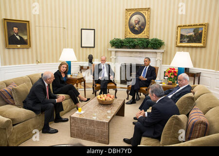 US-Präsident Barack Obama und Vize-Präsident Joe Biden Treffen mit israelischen und palästinensischen Unterhändler, die formale Wiederaufnahme direkter israelisch-palästinensischen Verhandlungen im Oval Office des weißen Hauses 30. Juli 2013 in Washington, DC zu diskutieren. Der Präsident links sind, Chef der palästinensischen Unterhändler Saeb Erekat und Mohammed Shtayyeh. Auf der linken Seite des Vizepräsidenten sind israelischen Justizministerin Tzipi Livni und Yitzhak Molho. Stockfoto