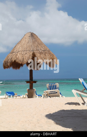 Palm Leaf Sonnenschirm auf dem blauen Himmelshintergrund Stockfoto