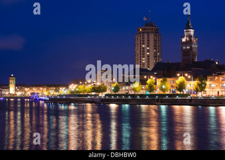 Frankreich, Nord, Französisch-Flandern, Dunkerque, Blick auf die Stadt vom Hafen Bassin du Commerce dusk. Stockfoto