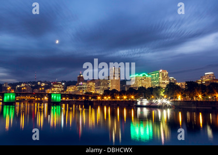 Nächtliche Skyline-Blick von Portland, Oregon, USA Stockfoto