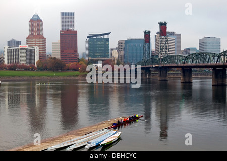 Paddelboote, einer typischen trüben Herbsttag in Portland, Oregon, USA Stockfoto