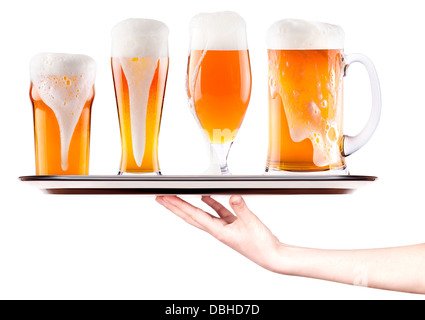 Frostigen frisches Bier mit Schaum auf einem silbernen Tablett mit Kellnerin Hand isoliert Stockfoto