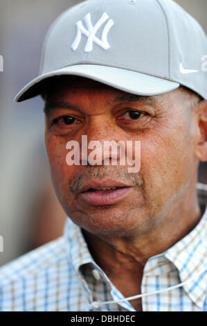 Los Angeles, Kalifornien, USA. 30. Juli 2013. Ehemaligen New York Yankee Reggie Jackson vor dem Hauptliga-Baseball-Spiel zwischen den Los Angeles Dodgers und die New York Yankees an Dodger Stadium.The Los Angeles Dodgers besiegen die New York Yankees 3-2 auf einem Spaziergang von RBI in der Unterseite des 9. Inning. Louis Lopez/CSM/Alamy Live-Nachrichten Stockfoto