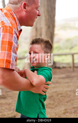 Vater und Sohn im freien Zusammensein verspielt. Stockfoto