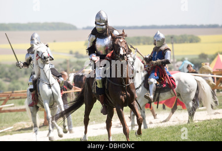 Mittelalterliche Ritter im Kampf Hintergrund Stockfoto