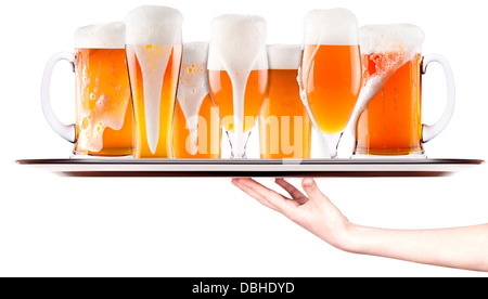 Frostigen frisches Bier mit Schaum auf einem silbernen Tablett mit Kellnerin Hand isoliert Stockfoto