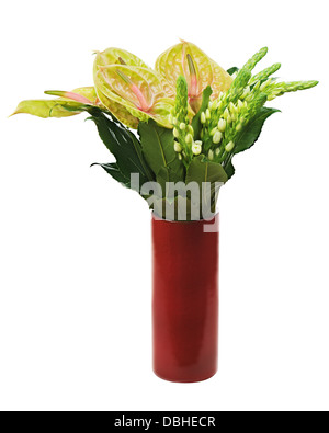 Strauß aus Anturium Blumen in rot Vase isoliert auf weißem Hintergrund. Closeup. Stockfoto