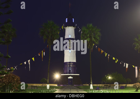 Der Leuchtturm (Faro La Marina) von Miraflores in Parque Antonio Raimondi beleuchtet in der Nacht in Lima, Peru Stockfoto