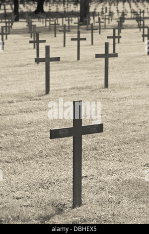 Frankreich, Pas-De-Calais, Neuville Saint-Vaast, WWI deutschen Soldatenfriedhof, christliche Kreuze. Stockfoto