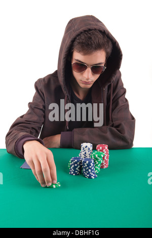 Schönen jungen Mann Texas Hold Poker zu spielen Stockfoto