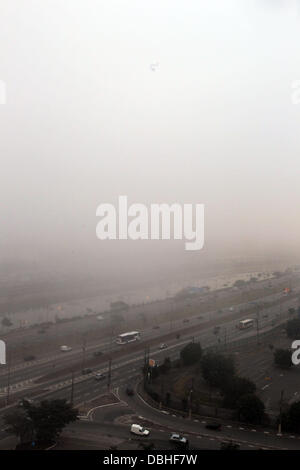 Sao Paulo, südöstlichen Brasilien. 30. Juli 2013. Smog deckt die Stadt Sao Paulo, südöstlichen Brasilien, am 30. Juli 2013. Foto: WERTHER SANTANA/ESTADAO CONTUEUDO/Dpa/Alamy Live News Stockfoto