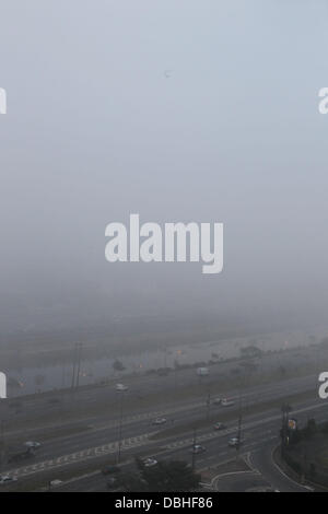 Sao Paulo, südöstlichen Brasilien. 30. Juli 2013. Smog deckt die Stadt Sao Paulo, südöstlichen Brasilien, am 30. Juli 2013. Foto: WERTHER SANTANA/ESTADAO CONTUEUDO/Dpa/Alamy Live News Stockfoto