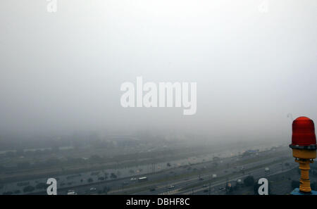 Sao Paulo, südöstlichen Brasilien. 30. Juli 2013. Smog deckt die Stadt Sao Paulo, südöstlichen Brasilien, am 30. Juli 2013. Foto: WERTHER SANTANA/ESTADAO CONTUEUDO/Dpa/Alamy Live News Stockfoto