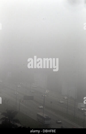 Sao Paulo, südöstlichen Brasilien. 30. Juli 2013. Smog deckt die Stadt Sao Paulo, südöstlichen Brasilien, am 30. Juli 2013. Foto: WERTHER SANTANA/ESTADAO CONTUEUDO/Dpa/Alamy Live News Stockfoto