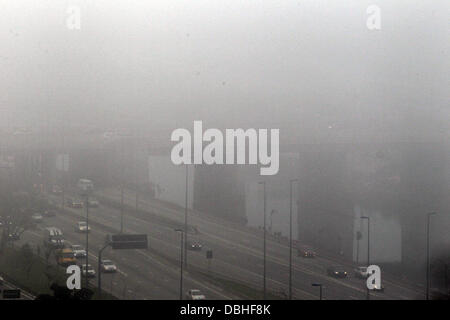 Sao Paulo, südöstlichen Brasilien. 30. Juli 2013. Smog deckt die Stadt Sao Paulo, südöstlichen Brasilien, am 30. Juli 2013. Foto: WERTHER SANTANA/ESTADAO CONTUEUDO/Dpa/Alamy Live News Stockfoto