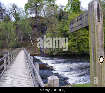 Die Brücke über den Fluß Wharfe in Bolton Abbey auf Dales Weg Langdistanz Fußweg Wharfedale Yorkshire Stockfoto