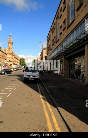 Glasgow, Schottland. 31. Juli 2013. Lokalen Kleinunternehmen Satz von aktuelle News profitieren, die Autofahrer für eine kurze Zeit auf doppelte gelbe Linien parken können. Paul Stewart /Alamy News Stockfoto
