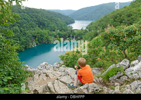kleiner Junge genießen den Blick aus Sicht Plitwitz Seen, Nord-Dalmatien, Kroatien Stockfoto
