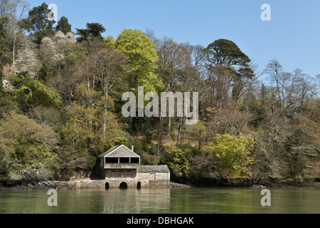 Blick auf Sir Walter Ralegh Bootshaus am Ufer des Flusses Dart, Greenway, fungiert, Devon, Großbritannien, Vereinigtes Königreich. Stockfoto