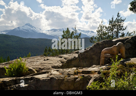 Aussichtspunkt mit Blick auf die Tantalus Mountain Range, Teil der Küstenberge auf dem Weg nach Whistler. British Columbia, Kanada Stockfoto