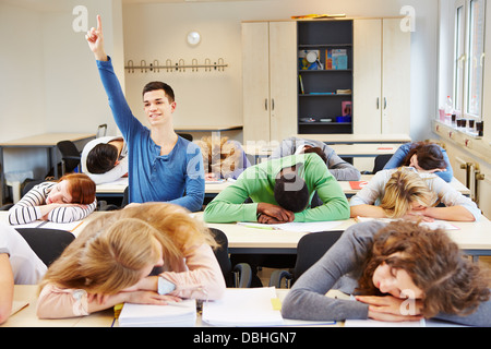 Schlafenden Studenten und fleißigen Schüler in einer Schulklasse Stockfoto