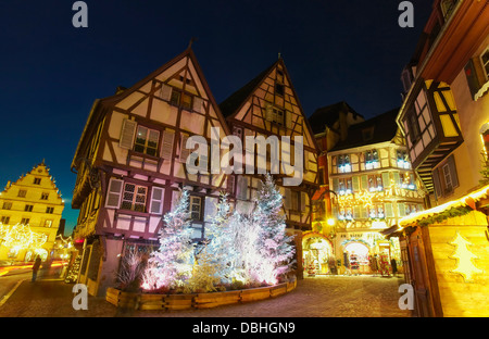 Weihnachtsbeleuchtung in der Innenstadt bei Nacht. Colmar. Weinstraße. Haut-Rhin. Das Elsass. Frankreich Stockfoto