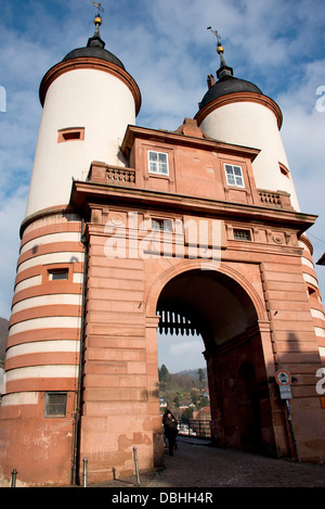 Deutschland, Heidelberg. Twin Tower Bruckentor an der Karl-Theodor-Brücke über den Neckar. Stockfoto