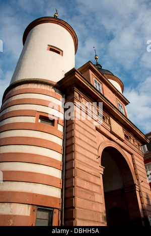 Deutschland, Heidelberg. Twin Tower Bruckentor an der Karl-Theodor-Brücke über den Neckar. Stockfoto