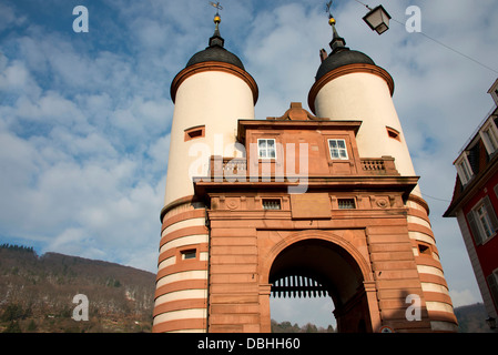 Deutschland, Heidelberg. Twin Tower Bruckentor an der Karl-Theodor-Brücke über den Neckar. Stockfoto