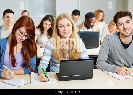 Studierende mit Laptop-Computer im Unterricht an der Universität Stockfoto