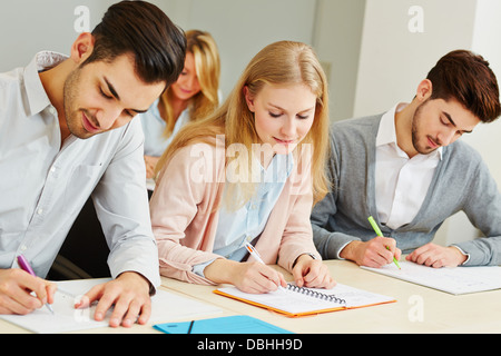 Gruppe von Studenten, die gemeinsam in der Klasse der Universität studieren Stockfoto