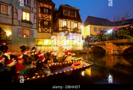 Kinder Sternsinger singen Weihnachtslieder bei Klein-Venedig. Colmar. Weinstraße. Haut-Rhin. Das Elsass. Frankreich Stockfoto